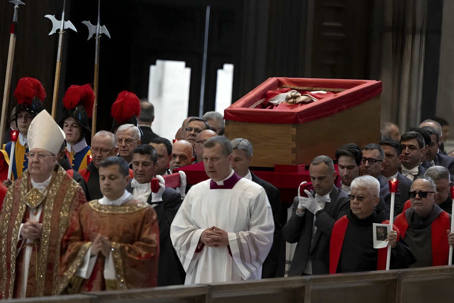 Congreso de Perú niega viaje de Boluarte para funeral del papa Francisco