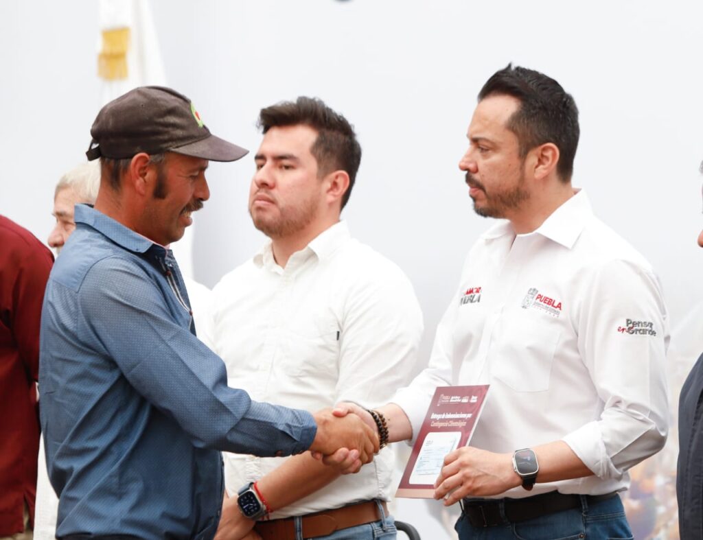 García Parra entrega apoyos