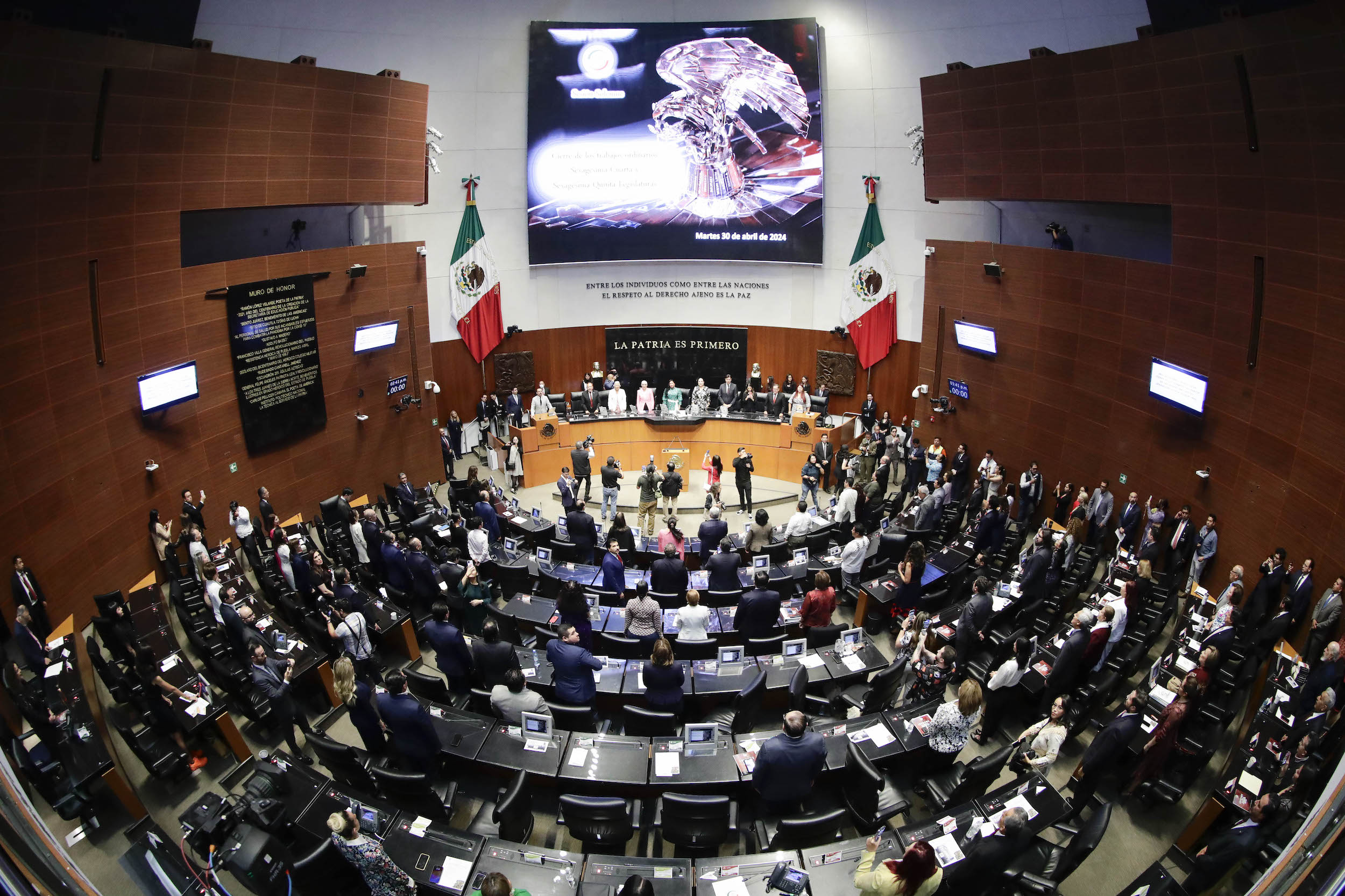 Senado aprueba que funcionarios de Pemex y CFE porten armas
