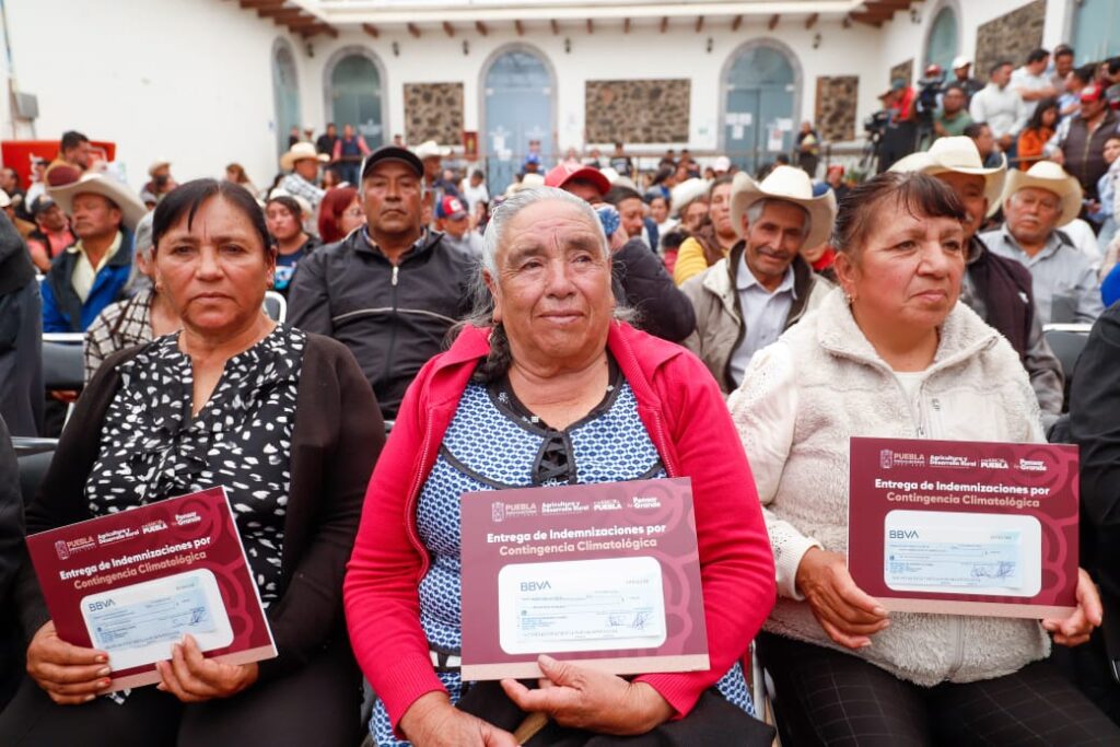 Señoras reciben apoyos