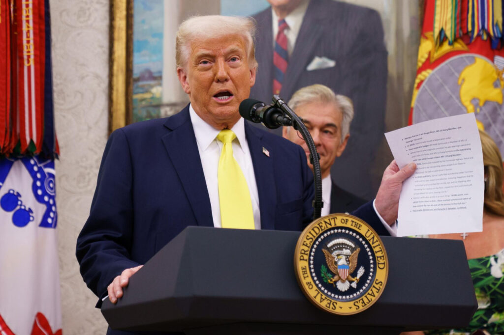 Trump llega a acuerdo con automotrices