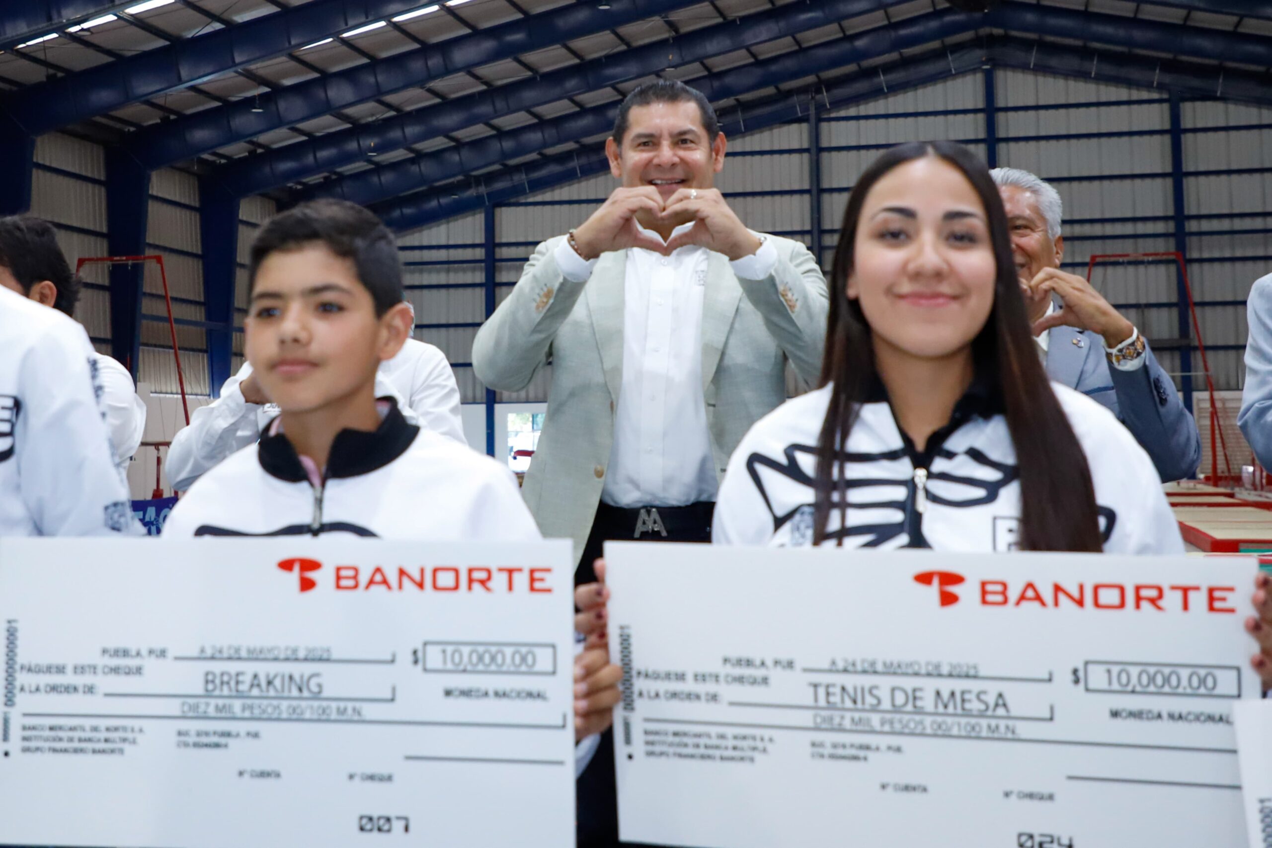 Armenta da apoyos a deportistas poblanos