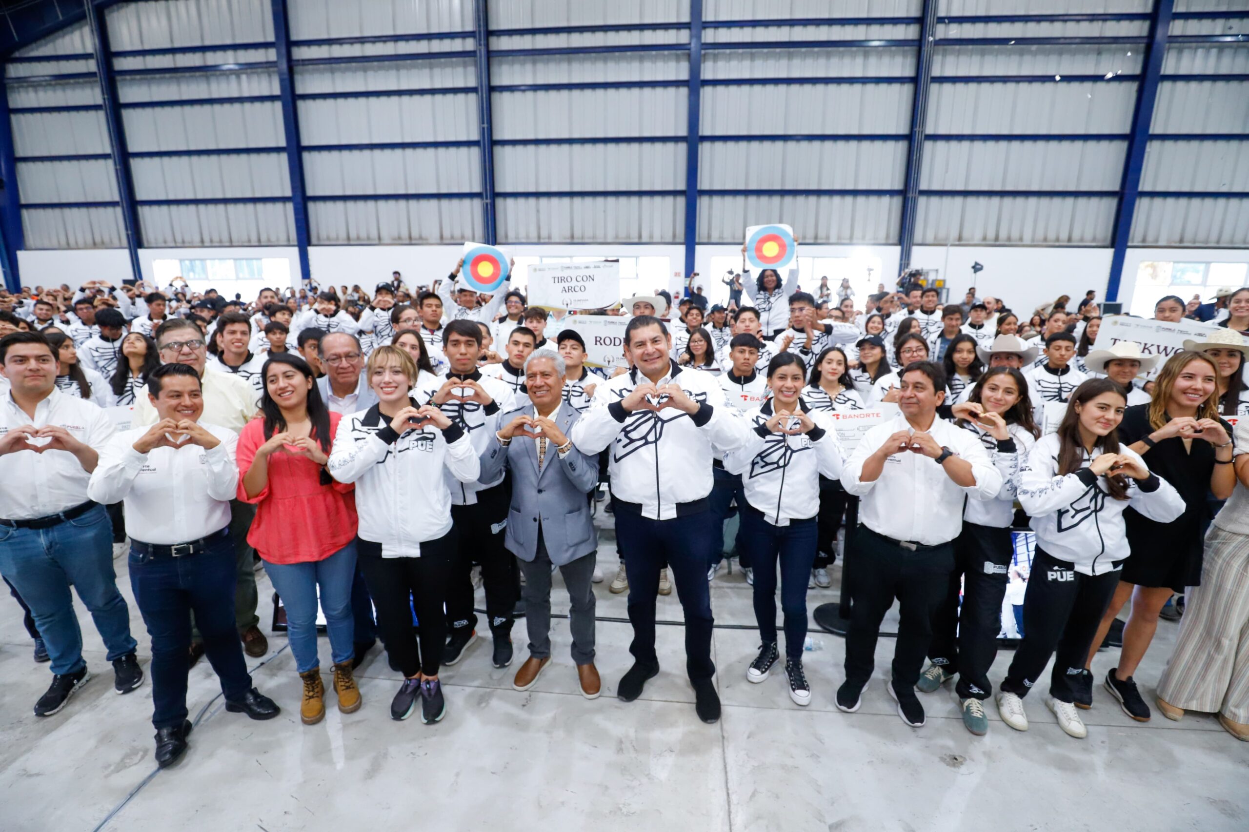 Armenta entrega apoyo a deportistas que participarán en Olimpiada de Conade