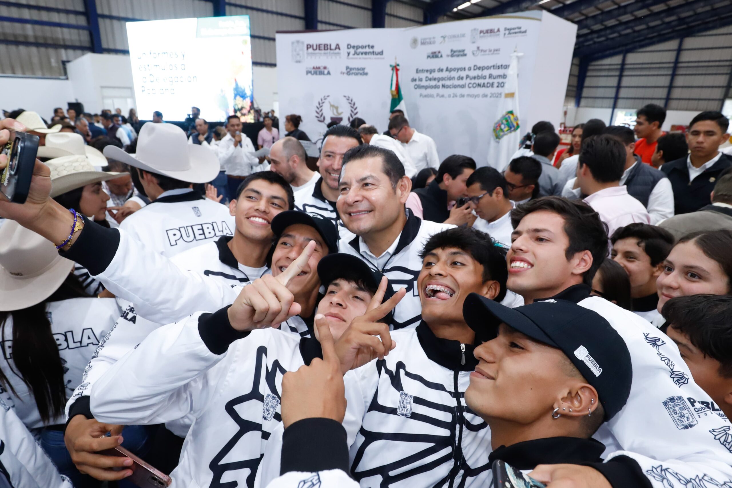 Armenta entrega apoyos económicos deportistas poblanos