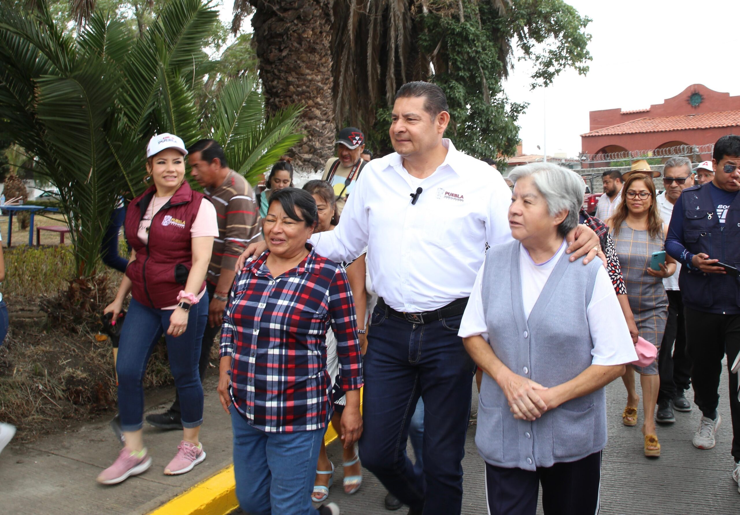 Armenta felicita a mamás en el Día de las madres