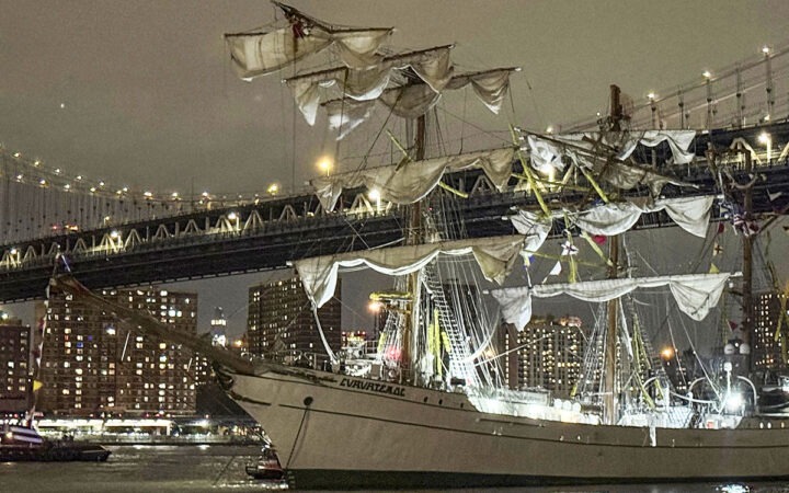 Buque Cuauhtémoc chocó contra puente de Brooklyn por pérdida de potencia