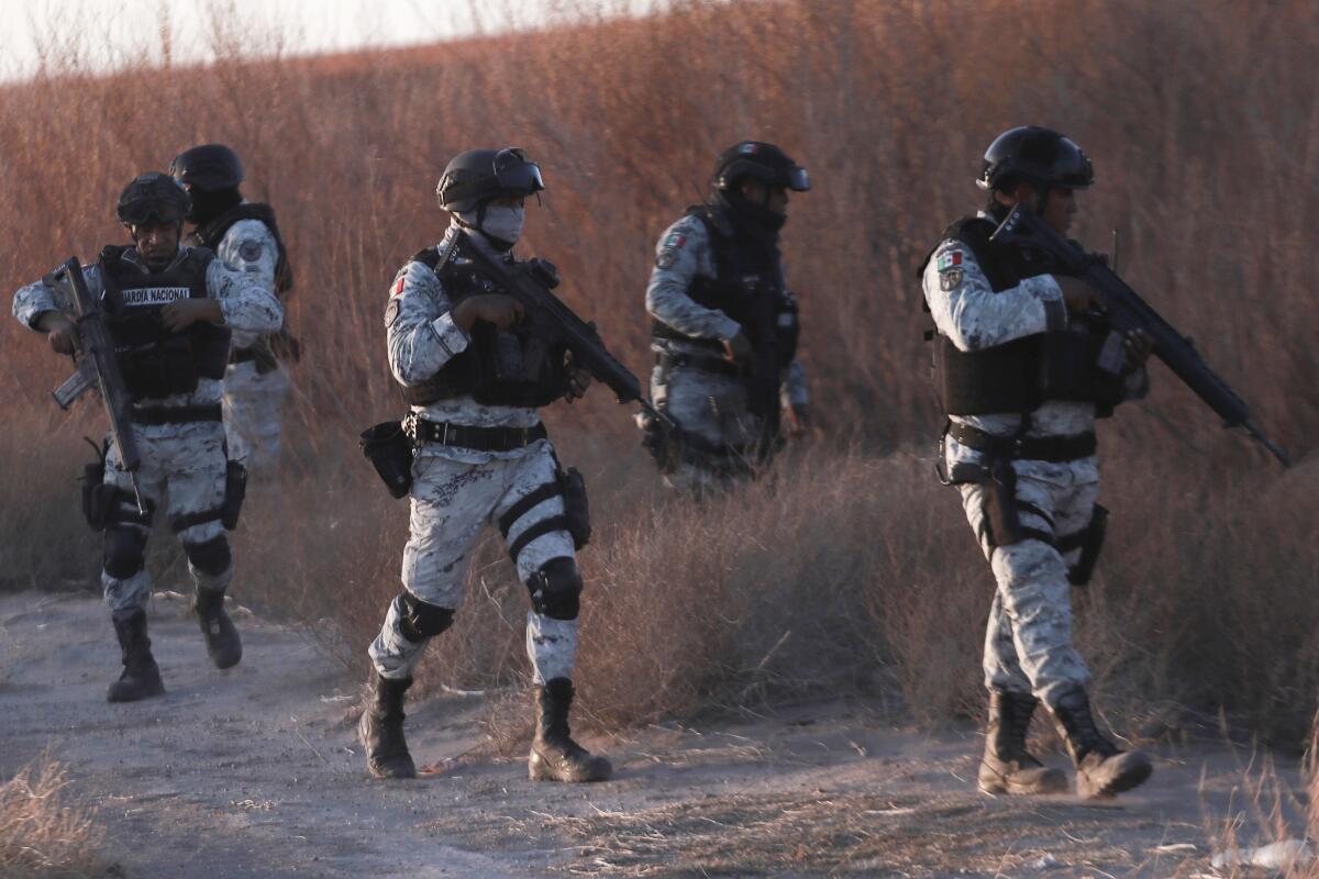 Detienen a 11 integrantes de Los Chapitos en Sinaloa