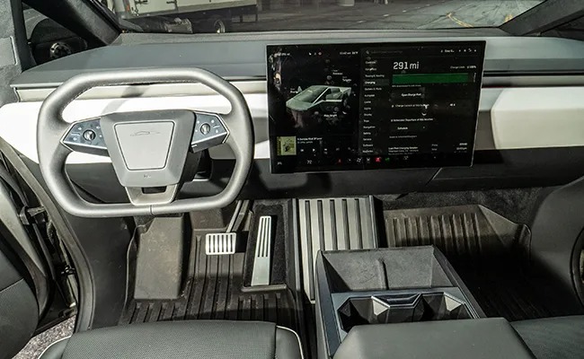 Interior patrulla cybertruck