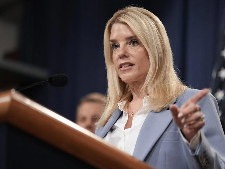 Pam Bondi, fiscal de EU