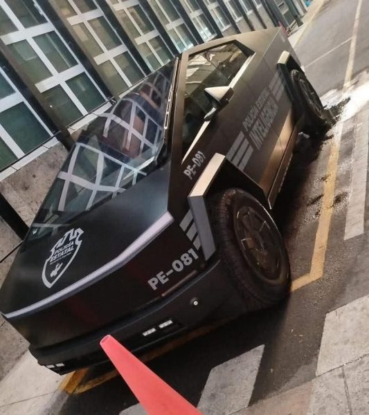 Patrulla Cybertreuck Tesla