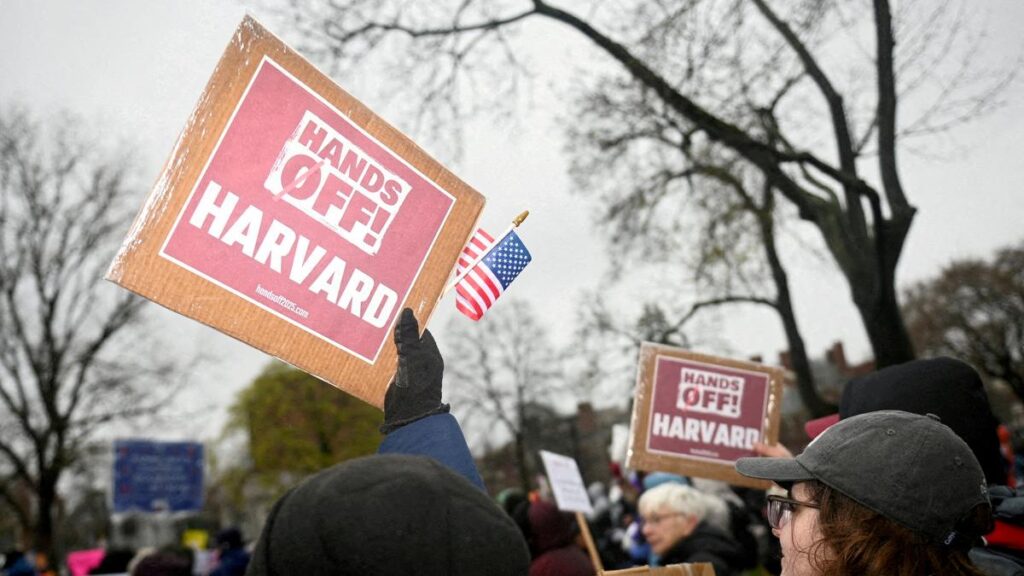 Trump amenaza a Harvard