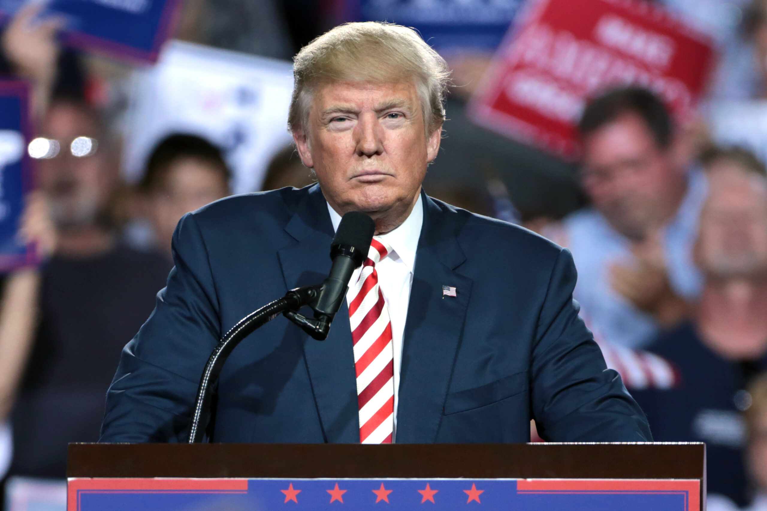 Trump ofrece mil dólares para que migrantes se autodeporten