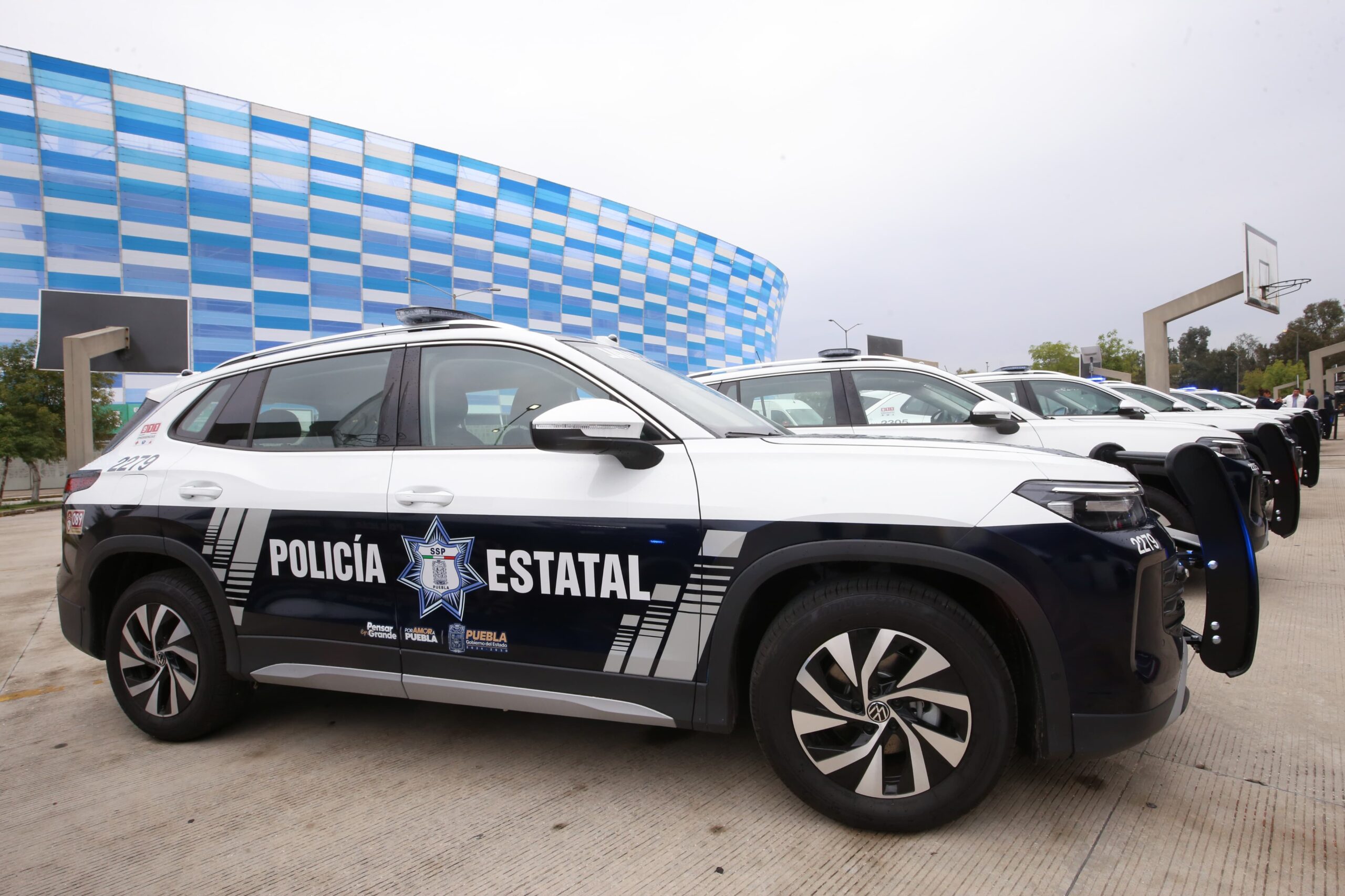 Armenta entrega 100 patrullas y 10 torres de videovigilancia