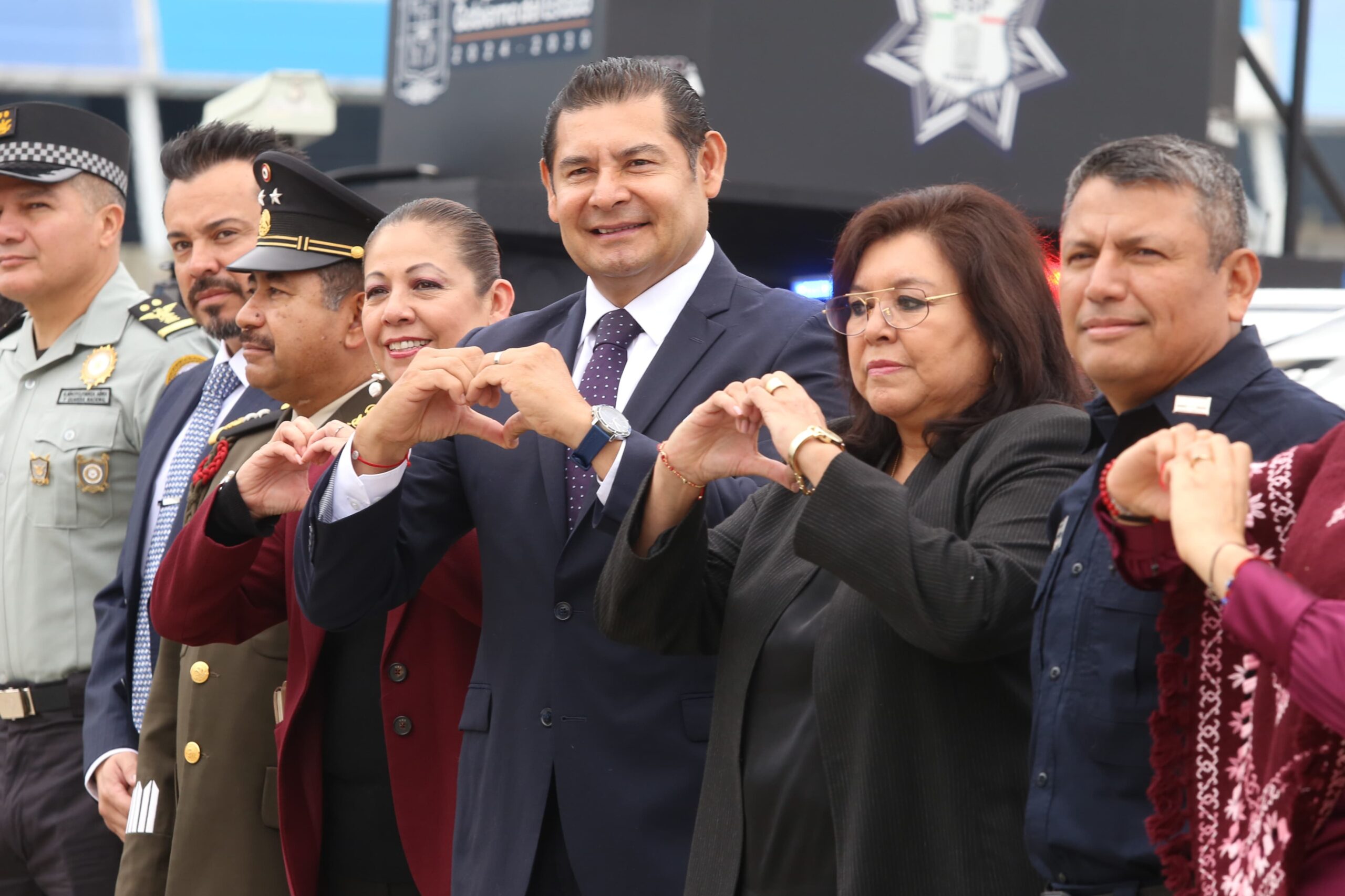Armenta entrega 100 patrullas y 10 torres de videovigilancia