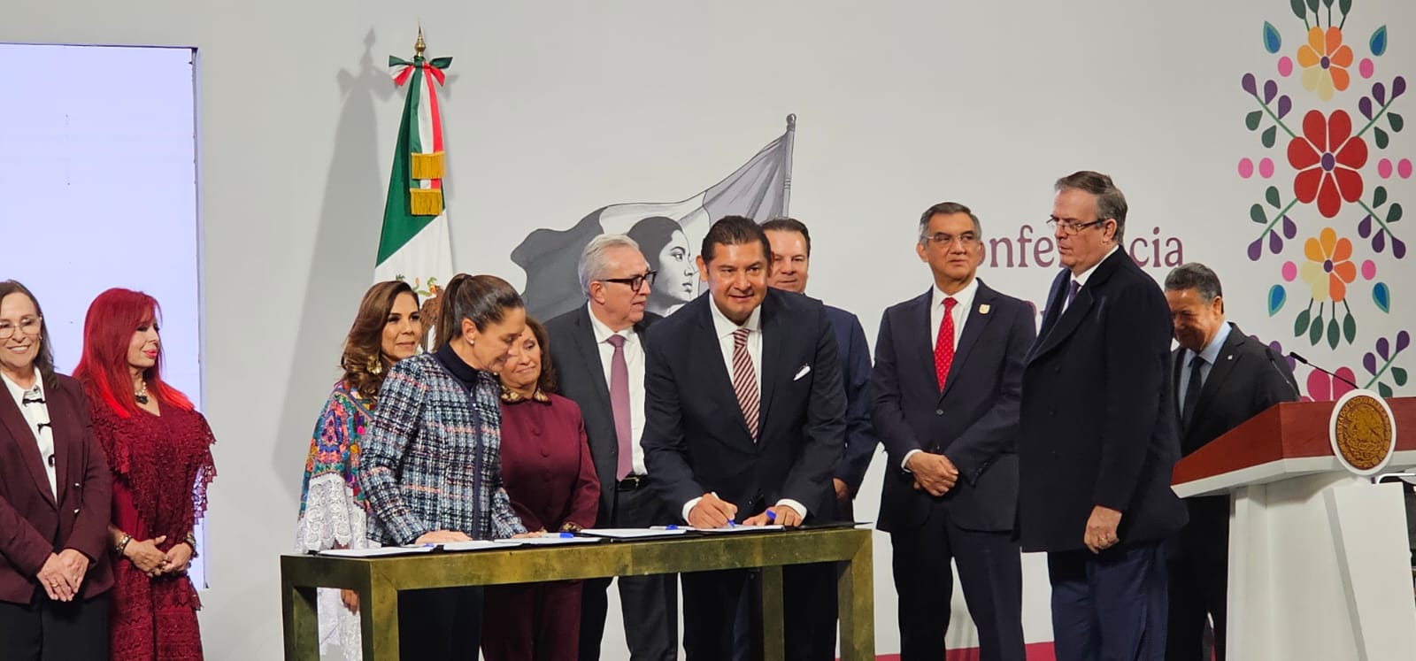 Armenta firmando