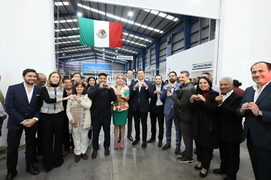 Armenta inaugura primera fabrica de paneles solares en México