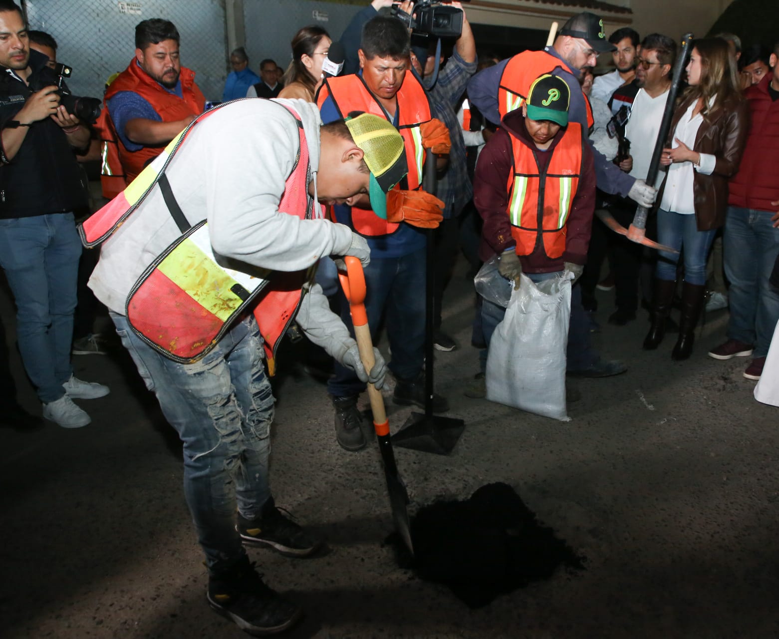 Armenta reconoce urgencia de repavimentar calles de Puebla capital