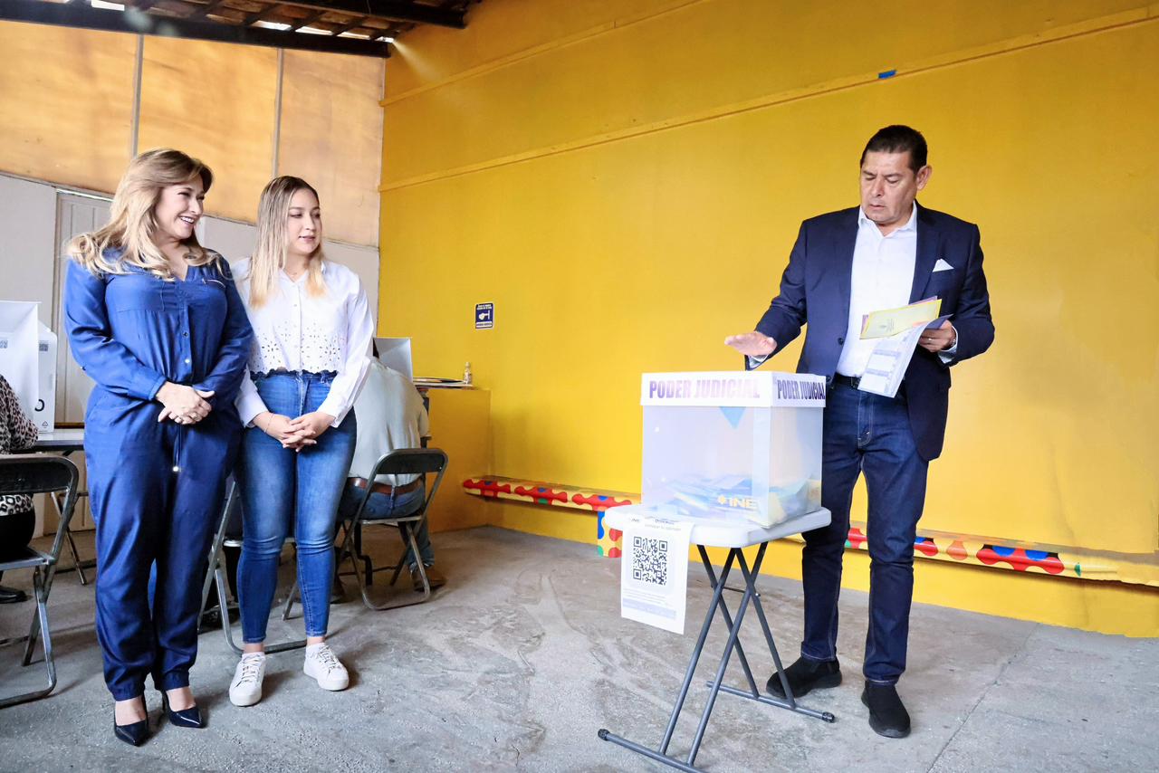 Armenta votando