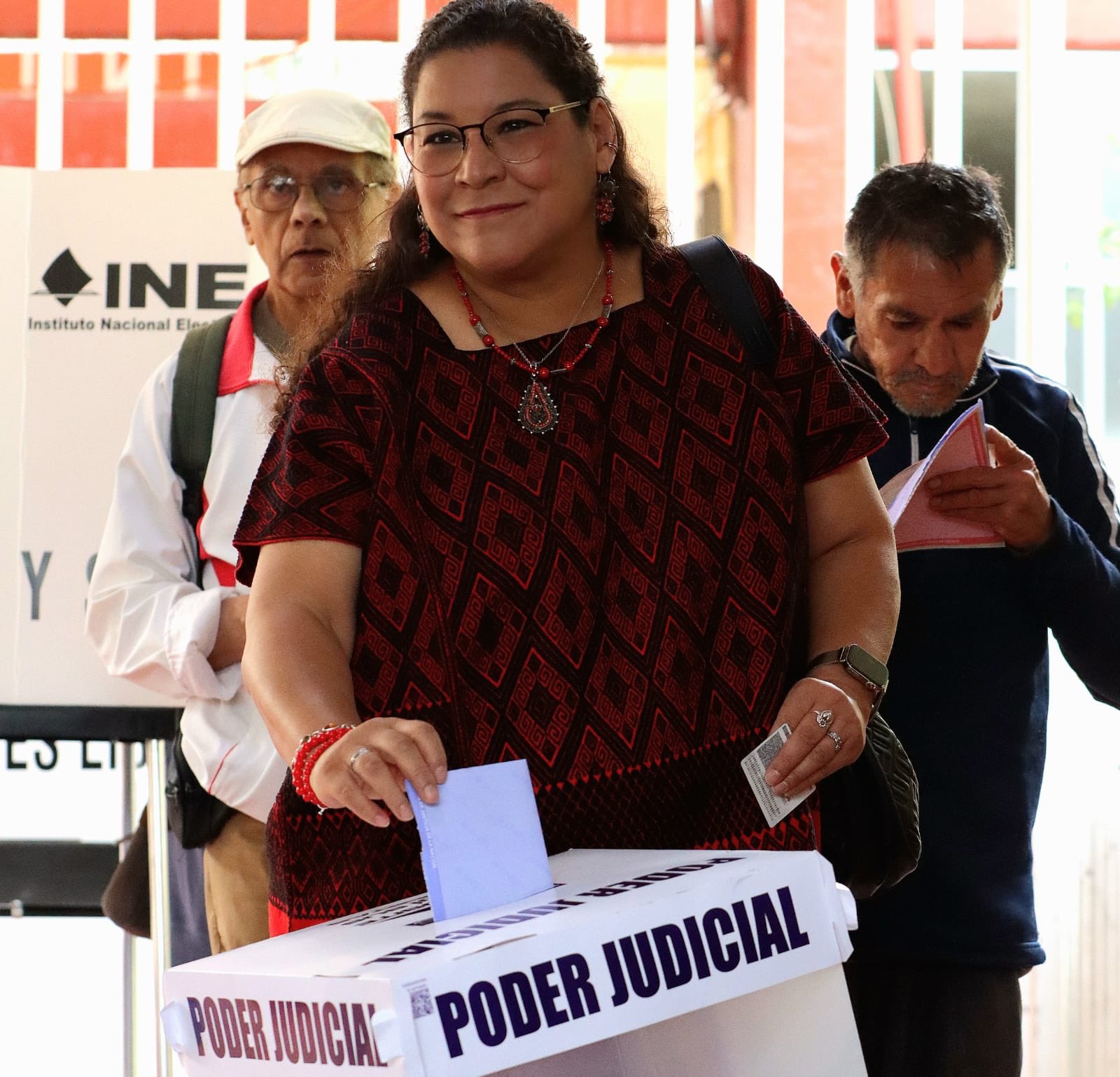 Lenia Batres vota