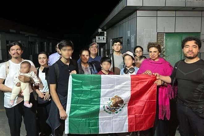 Evacúan a 18 mexicanos en Irán ante conflicto en Israel