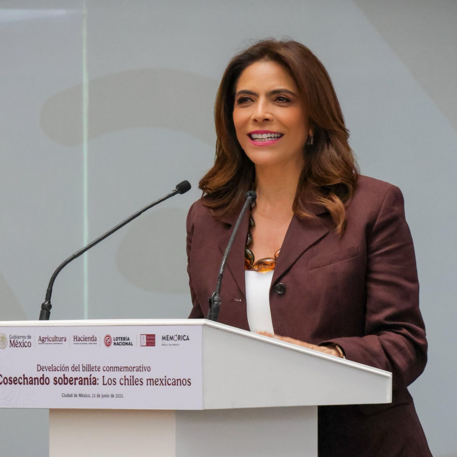 Olivia Salomón presenta edición de Lotería Nacional 