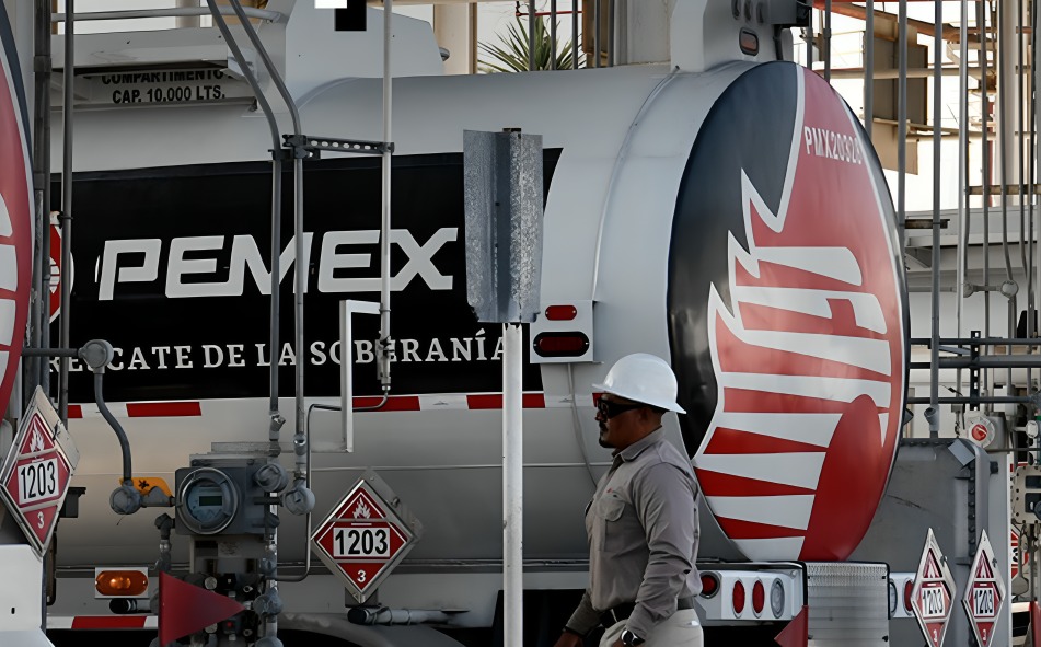 Pemex anuncia reducción de plazas
