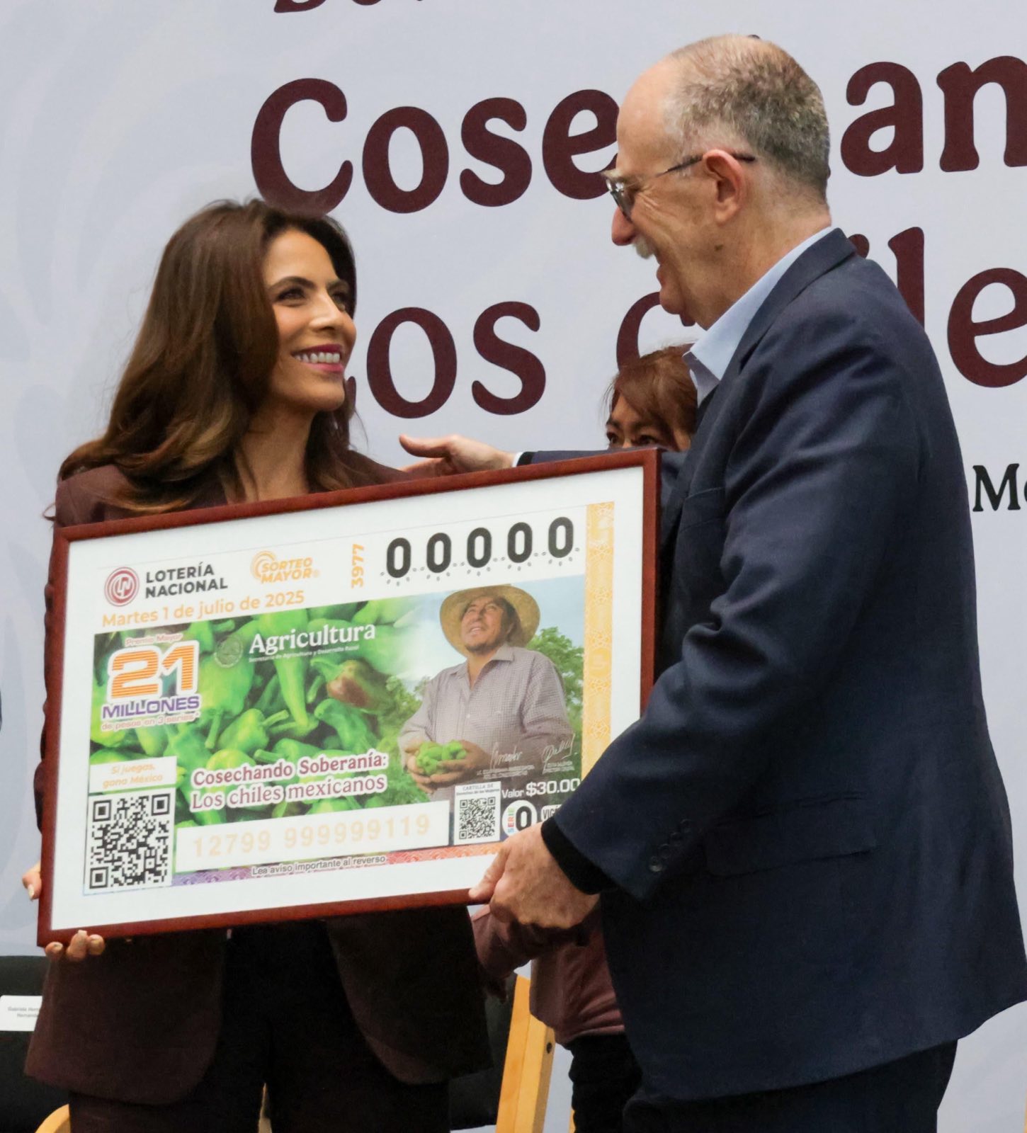 Olivia Salomón presenta edición de Lotería Nacional 