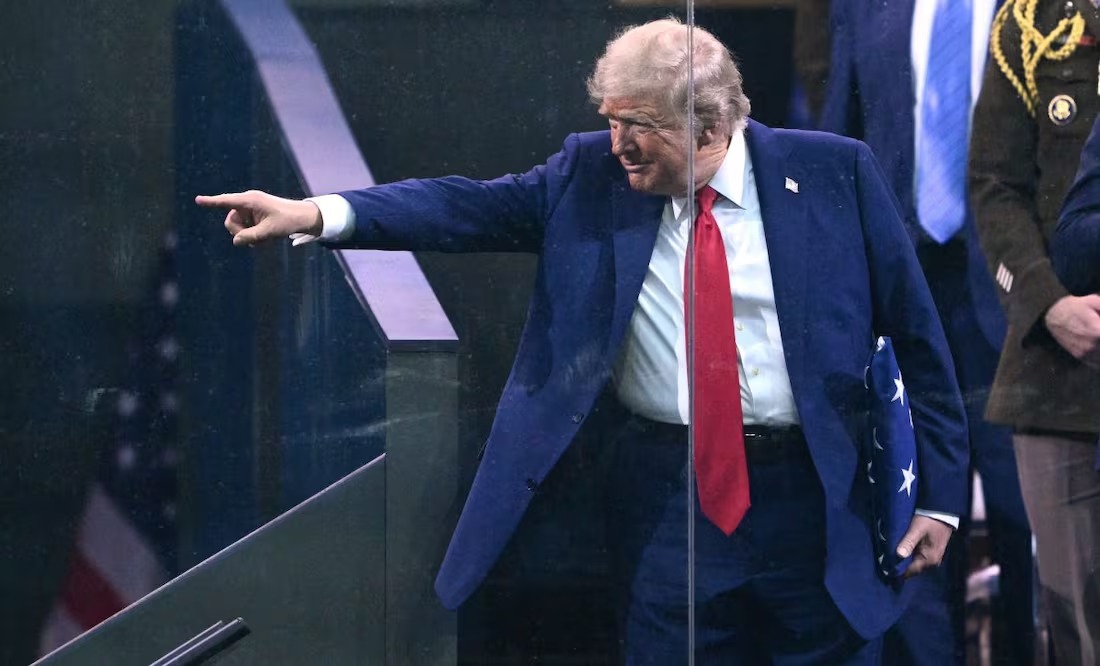 Trump encabeza desfile militar mientras su nación protesta en su contra