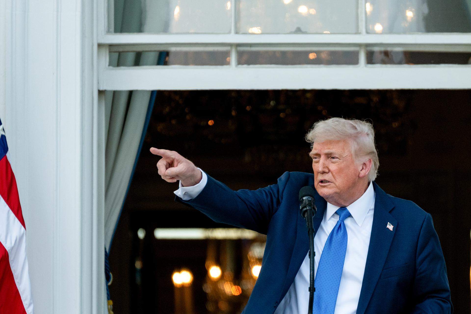 Trump prohíbe entrada a ciudadanos de 12 países