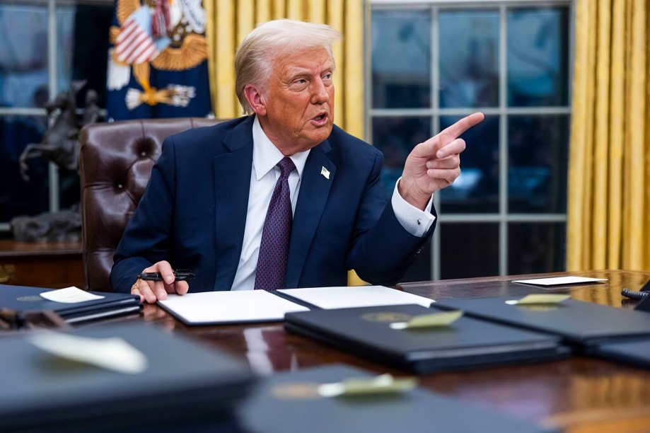 Trump propone un año de prisión a quien queme bandera de EU