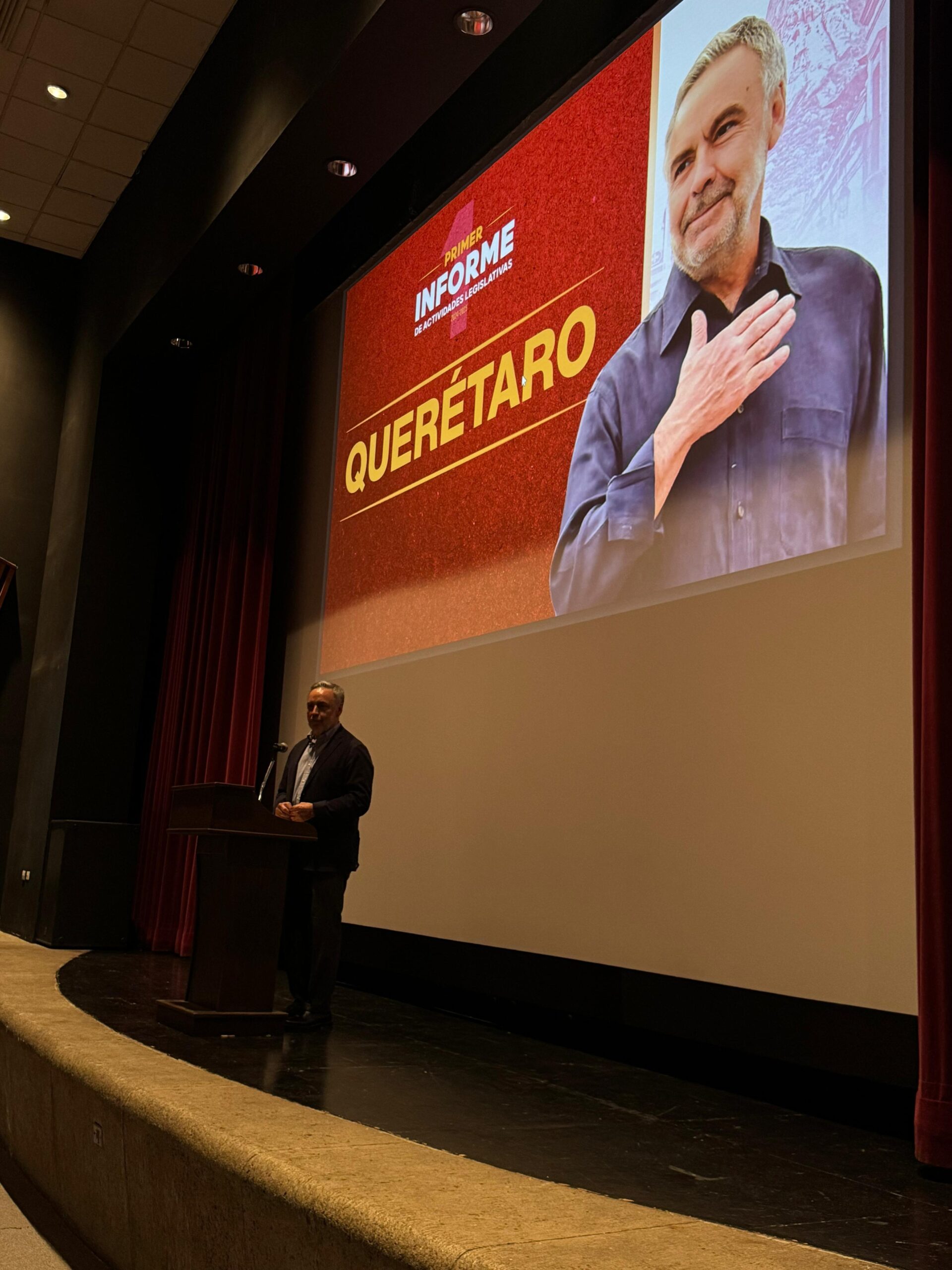 Alfonso Ramírez Cuellar dando informe