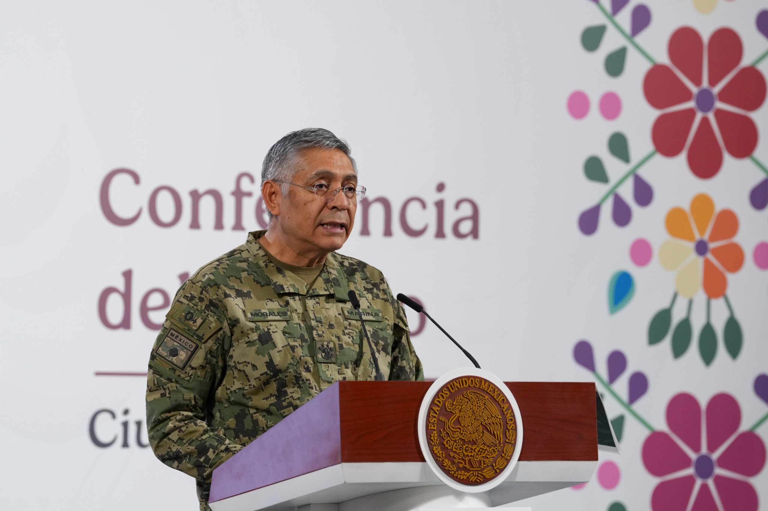 Almirante en conferencia