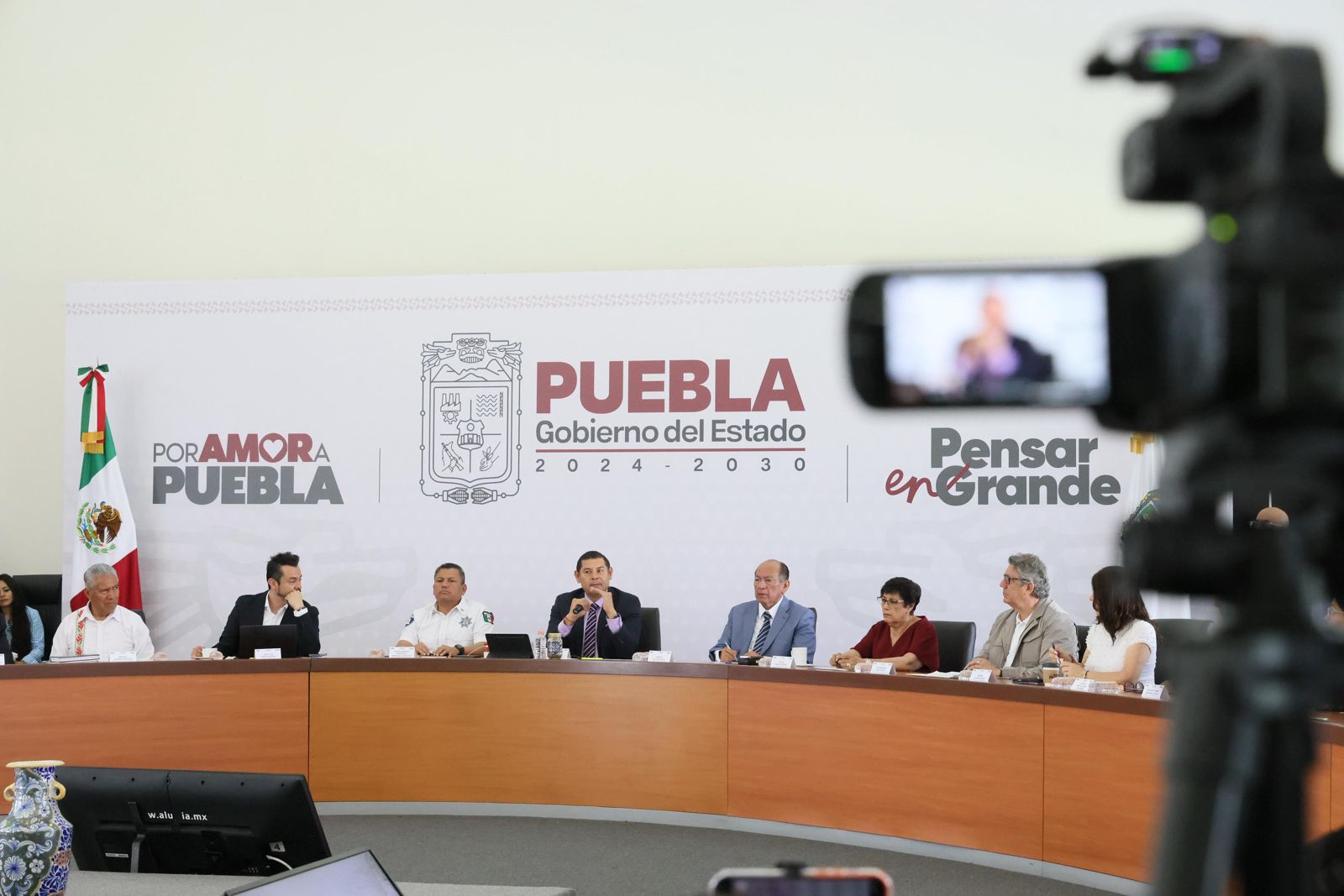 Armenta atiende Revista Vehicular