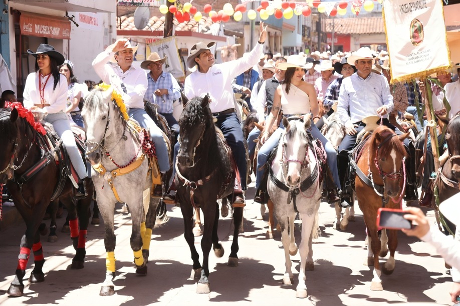 Armenta encabeza cabalgata en Chignahuapan