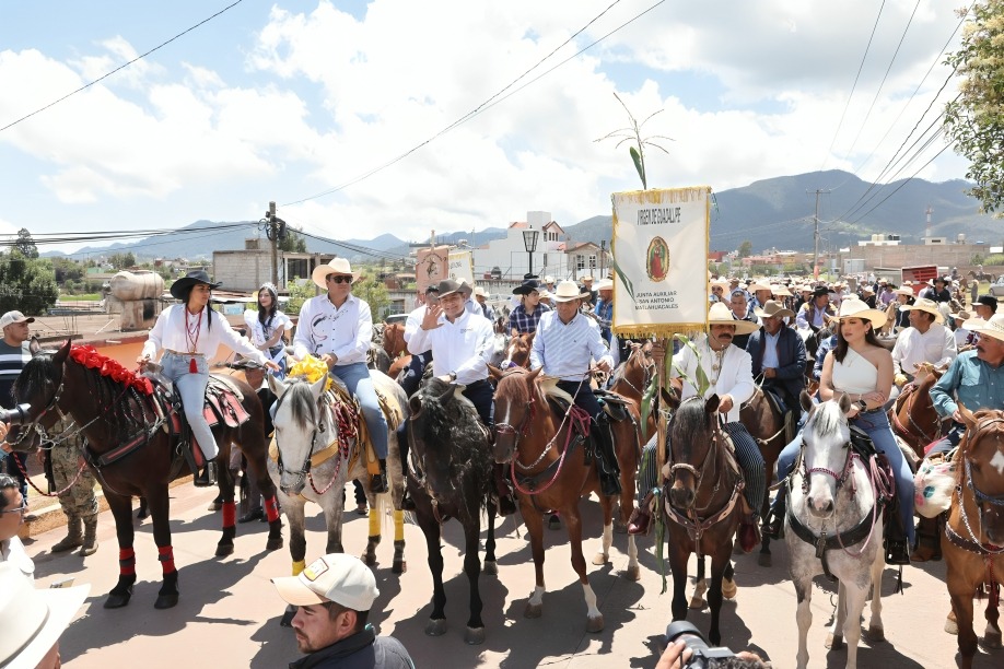 Armenta encabeza cabalgata en honor a Santiago Apóstol