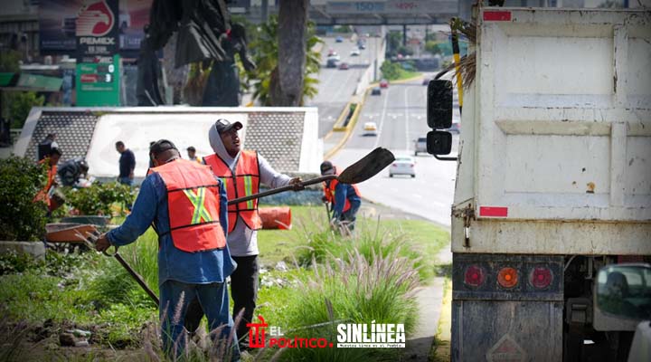 Ayuntamiento de Puebla realiza jornada de mantenimiento en la Vía Atlixcáyotl