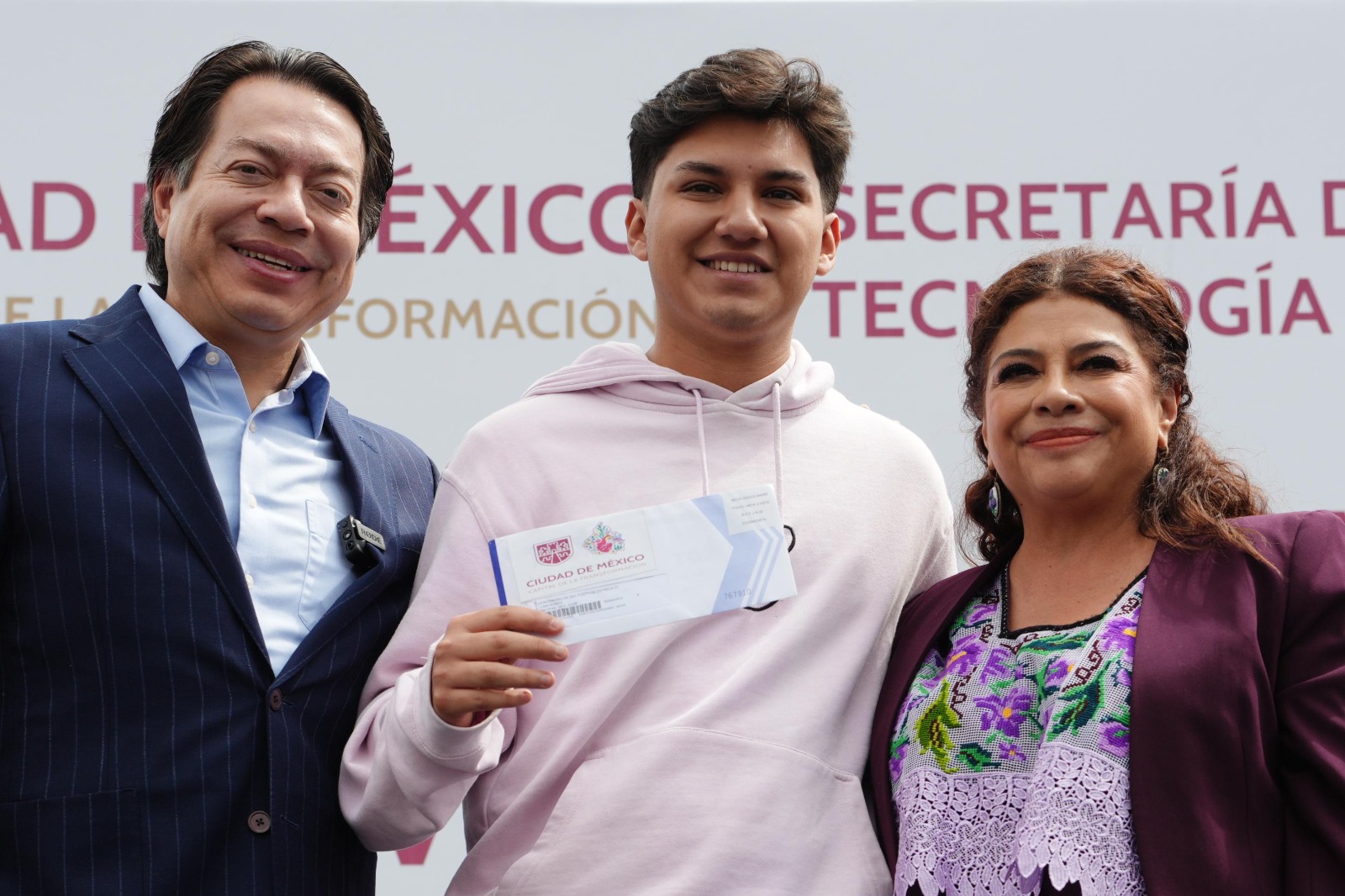 Brugada y Delgado entregan becas 