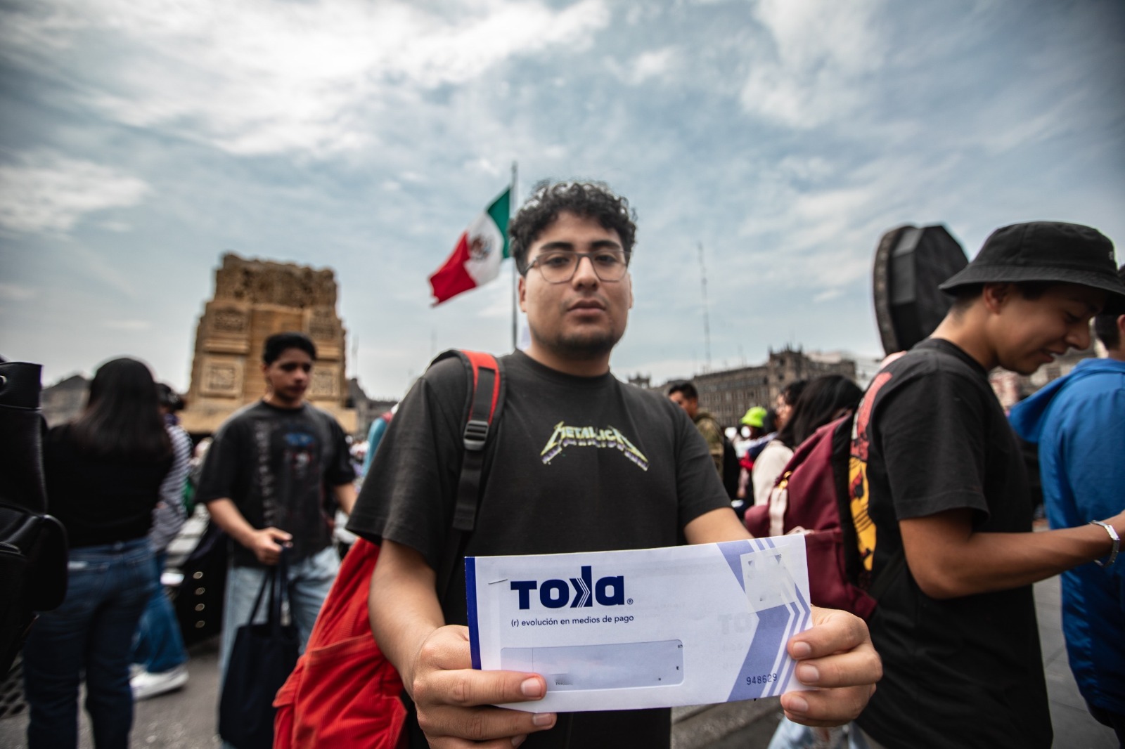 Brugada entrega becas en CDMX 