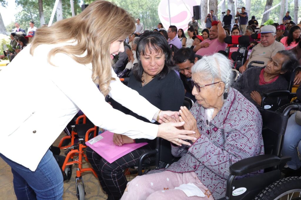 Ceci Arellano saluda
