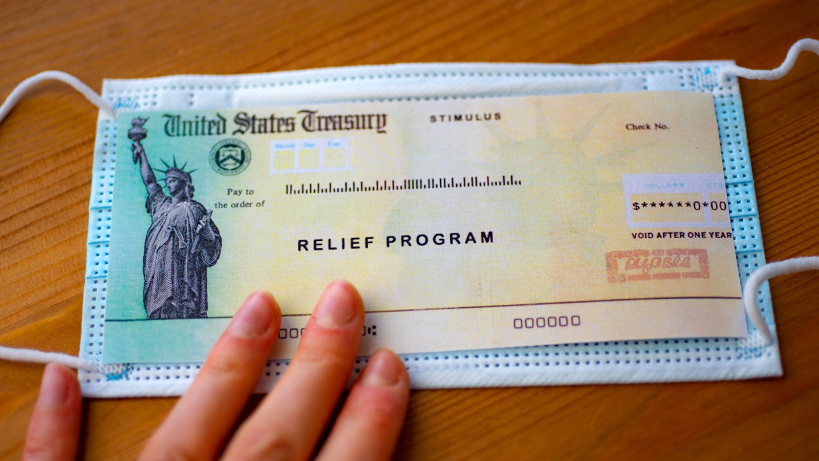 Especialistas ven con esceptiscismo la propuesta de Trump sobre regalar cheques