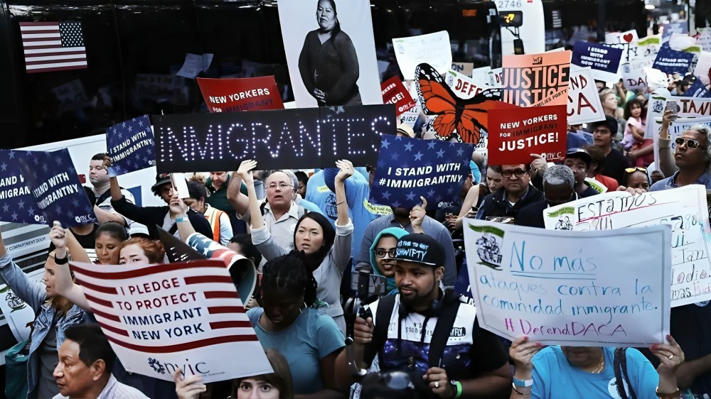 Gobierno de Trump demanda a NYC por políticas de proteccion a migrantes