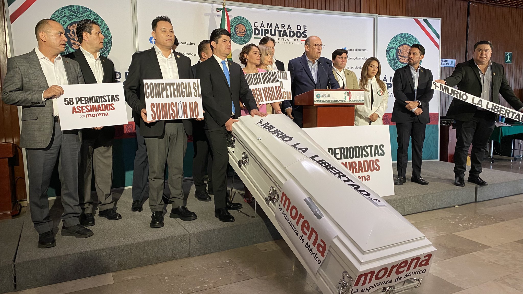 PRI protesta con ataúd contra Ley de Telecomunicaciones