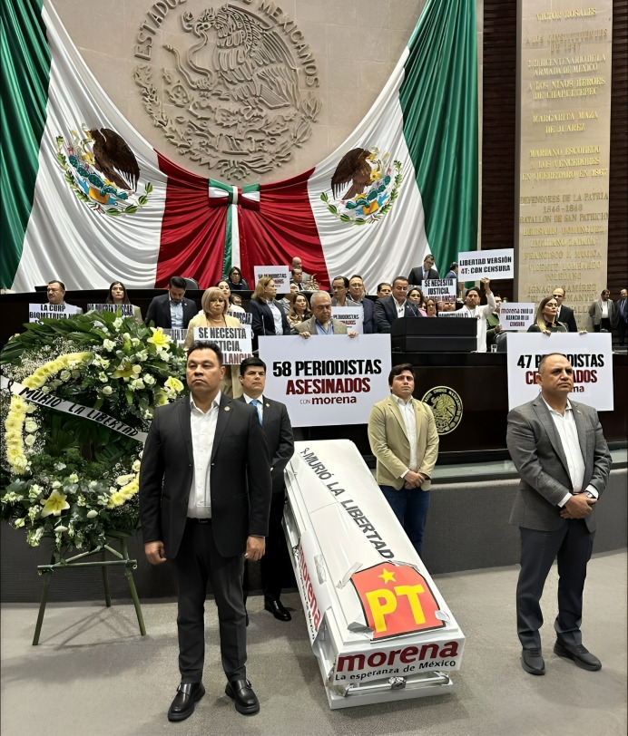 PRI protesta con ataúd contra Ley de Telecomunicaciones
