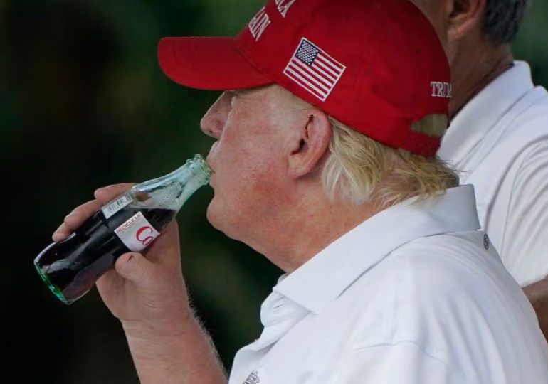 Trump bebiendo Coca-Cola
