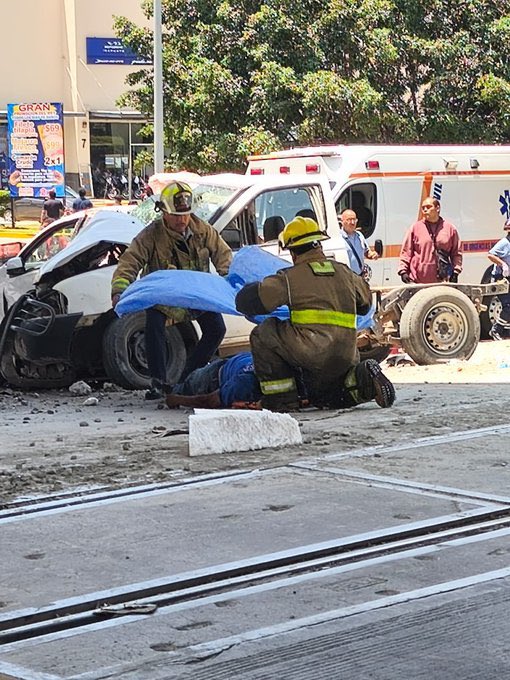 Tren embiste a autos y a motociclista 