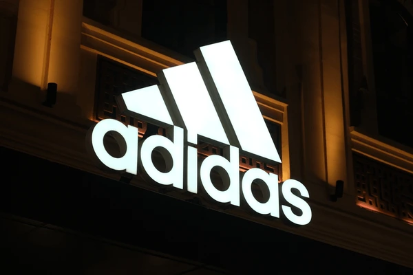 Adidas pide disculpas 
