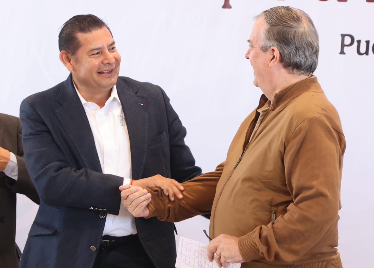 Armenta y Ebrard firman convenio de Polo del Bienestar en San José Chiapa