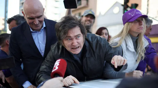 Atacan a Milei en campaña