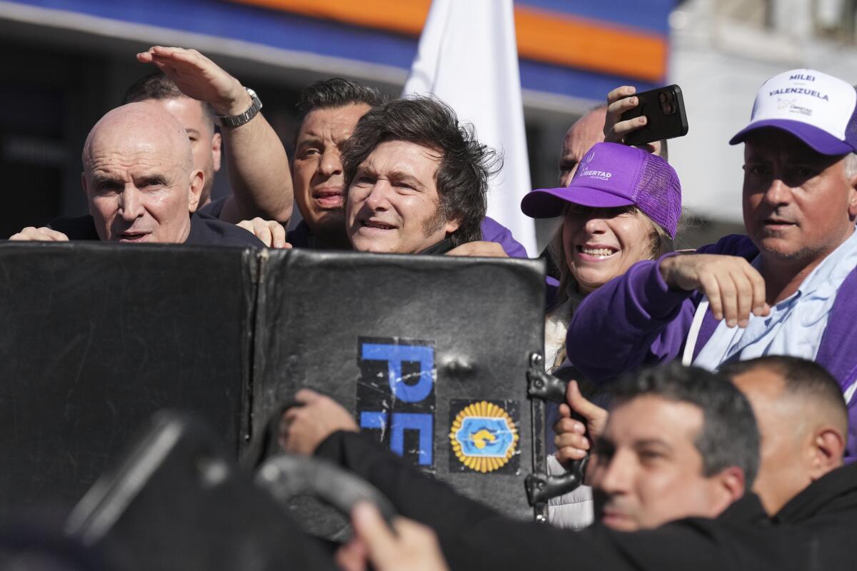 Ataque a Milei en campaña