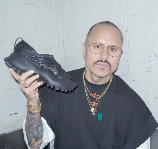 Willy Chavarría lanza huaraches oaxaqueños